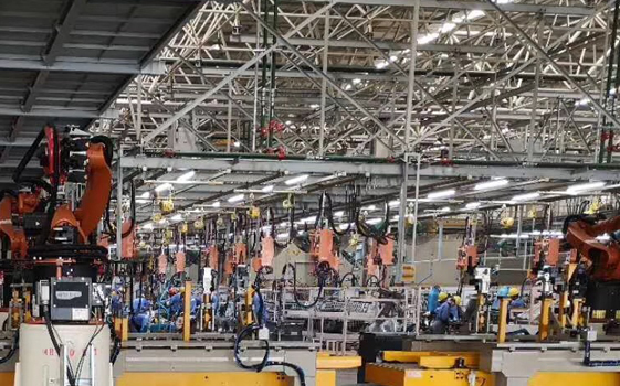 未来|智能工厂是用人还是焊接机器人?